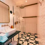 The Hendrick's Otel